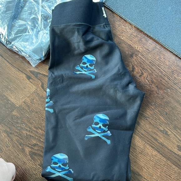 Like New Ultracor Skull Leggings Large - Picture 3 of 4